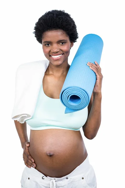 Mulher grávida segurando tapete de exercício — Fotografia de Stock