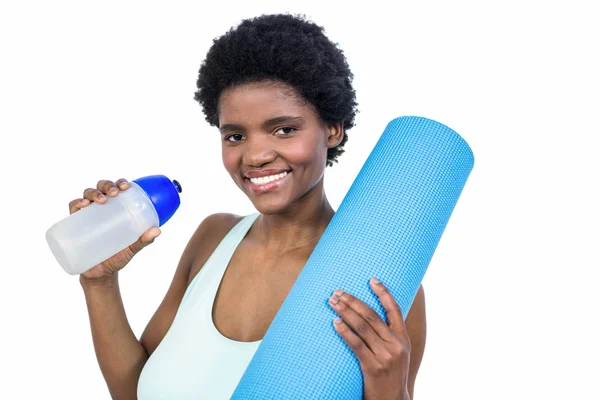 Pregnant woman holding water bottle and mat — Stock Photo, Image