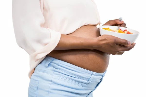 Schwangere hält Obstsalat in der Hand — Stockfoto