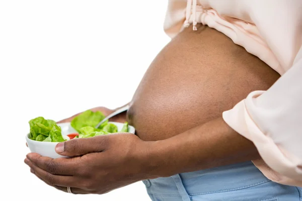 ヘルシーなサラダを持っている妊娠中の女性 — ストック写真