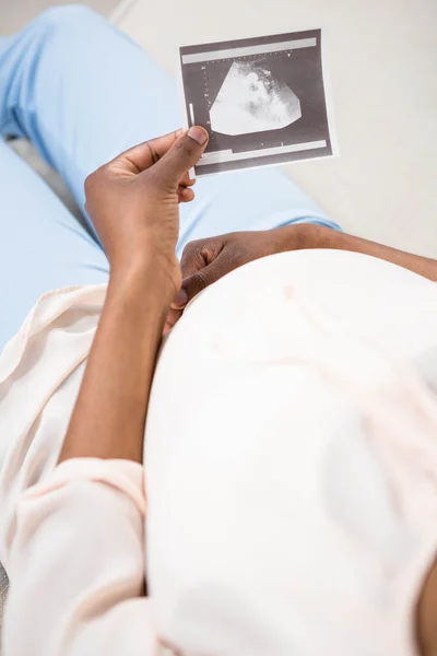 怀孕的女人举行超声扫描 — 图库照片