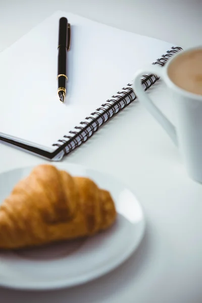 Cuaderno con pluma y café por comida — Foto de Stock