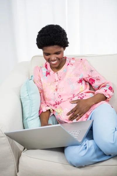 Donna incinta utilizzando il computer portatile — Foto Stock