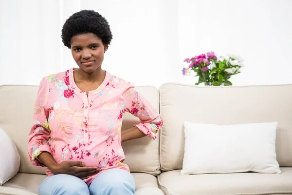 Zwangere vrouw met pijn in de onderrug — Stockfoto