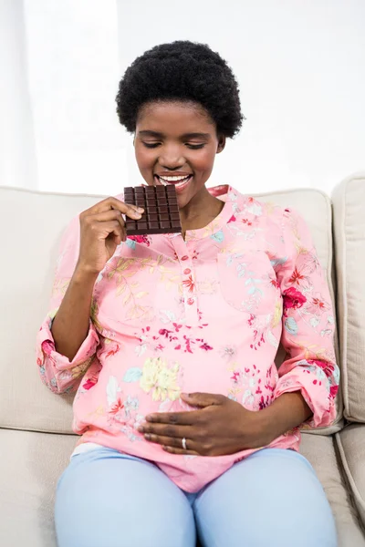 Terhes nő eszik csokoládét — Stock Fotó