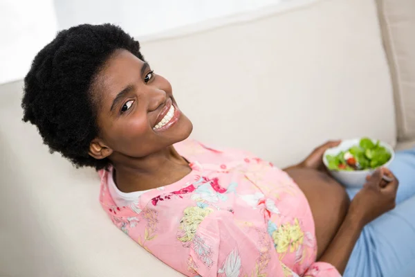 Pregnant woman eating salad — Stock Photo, Image