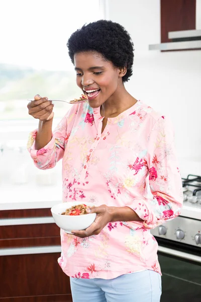 Zwangere vrouw eten granen — Stockfoto