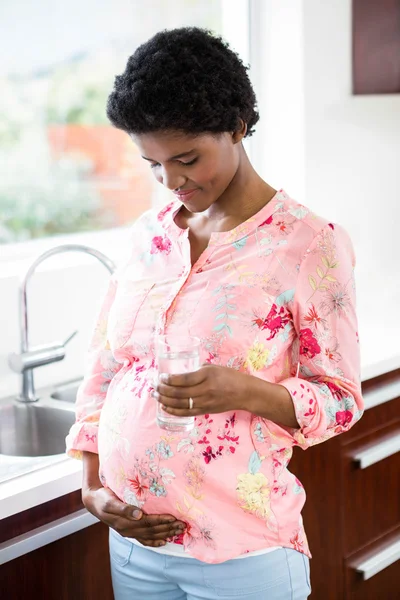 Pregnant woman holding glass of water — Stock Photo, Image