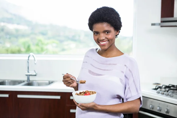 Mujer embarazada comiendo cereal — Foto de Stock