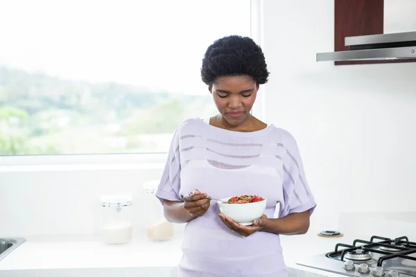 Pregnant woman eating cereal — Stock Photo, Image