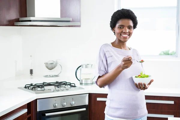 Mulher grávida comendo salada — Fotografia de Stock
