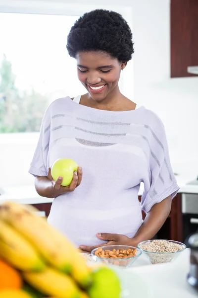 Pregnant woman holding apple — Stock Photo, Image