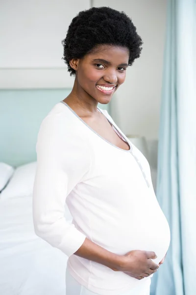 Беременная женщина трогает живот — стоковое фото