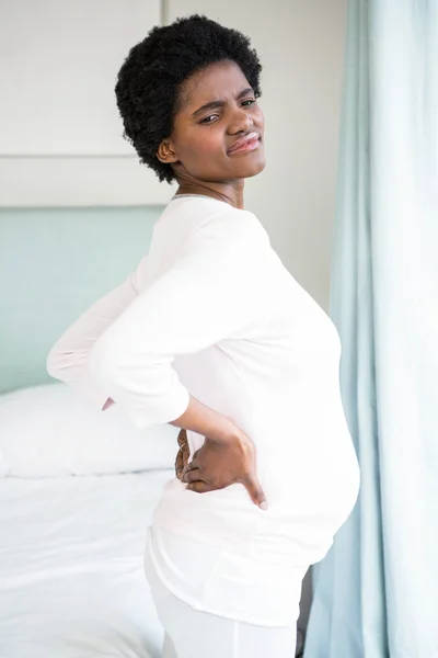 Gravid kvinna med ryggsmärtor — Stockfoto