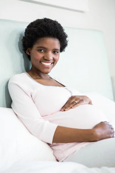 Mulher grávida tocando sua barriga — Fotografia de Stock