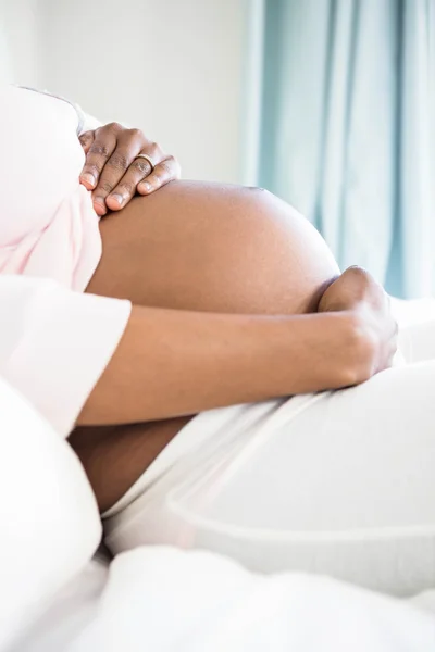 Schwangere berührt ihren Bauch — Stockfoto