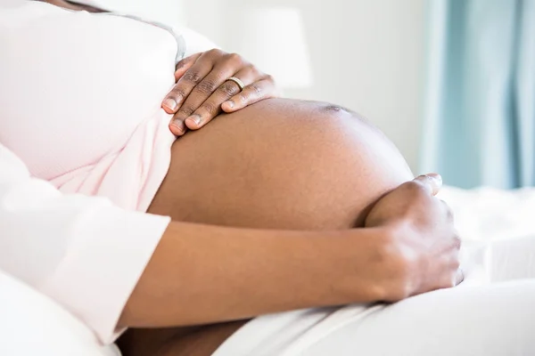 Zwangere vrouw raakt haar buik aan — Stockfoto