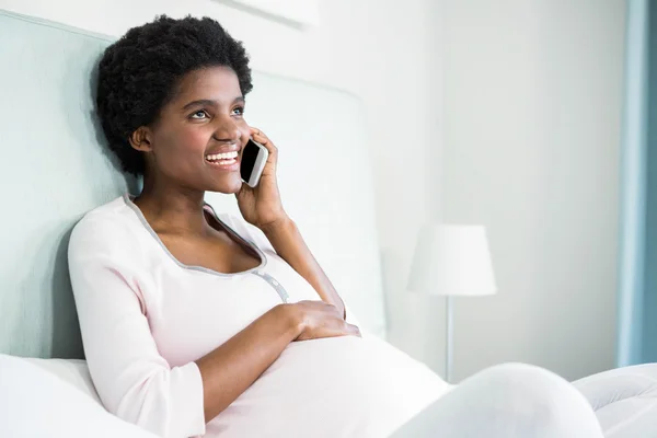 Těhotná žena na telefonu — Stock fotografie