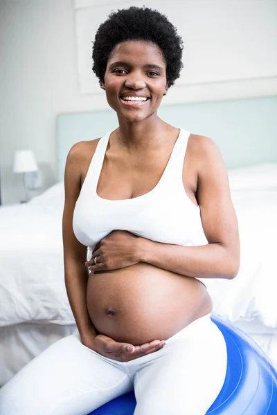Těhotná žena mnul její břicho — Stock fotografie