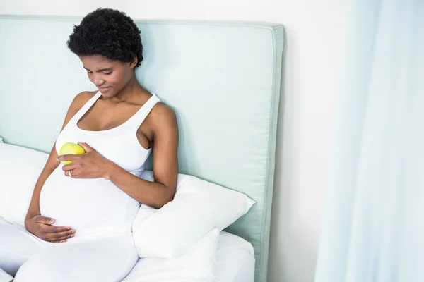 Pregnant woman holding an apple — Stock Photo, Image