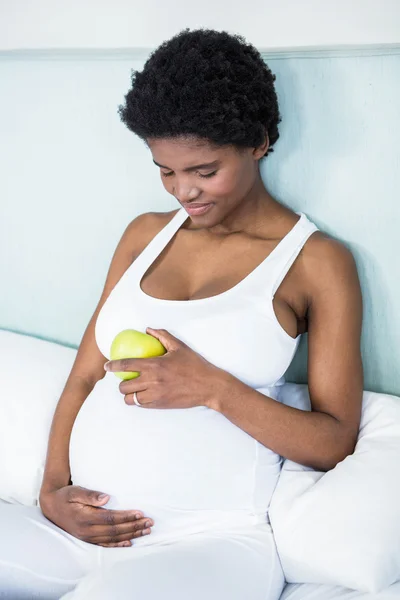 Έγκυος γυναίκα που κρατά ένα μήλο — Φωτογραφία Αρχείου