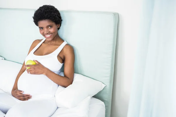 Pregnant woman holding an apple — Stock Photo, Image