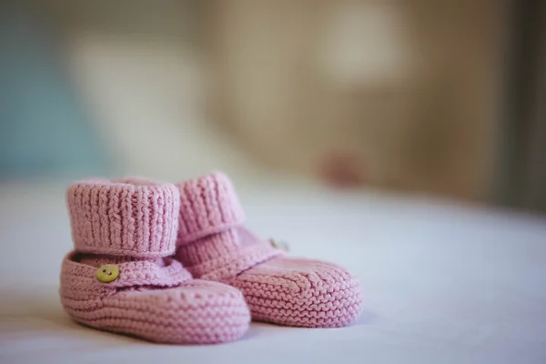 Vista di scarpe per bambini su un letto — Foto Stock