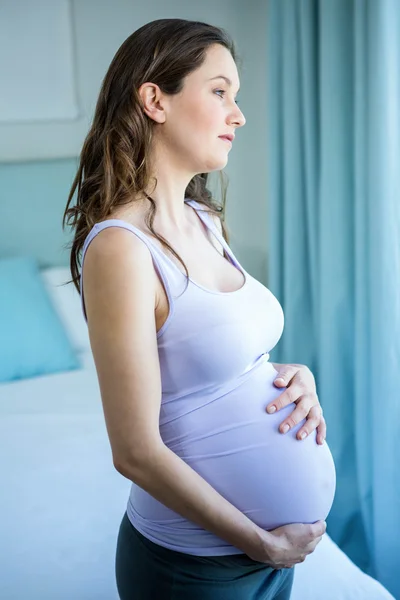 Mulher grávida tocando sua barriga — Fotografia de Stock