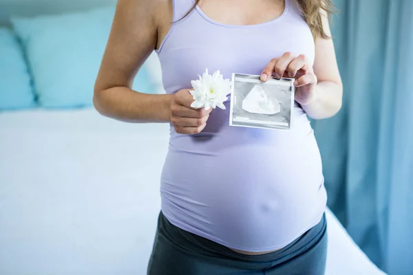 Těhotná žena držící ultrazvuk — Stock fotografie