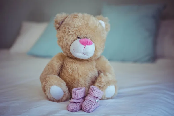 Weergave van teddy beer en baby sokken — Stockfoto