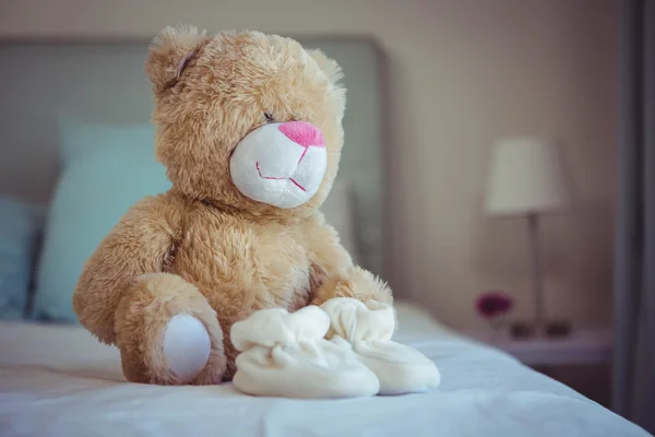 View of teddy bear and baby socks — Stock Photo, Image