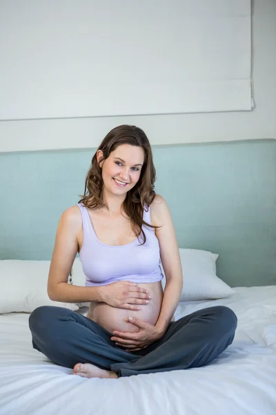 Gravid kvinna som rör sin mage — Stockfoto