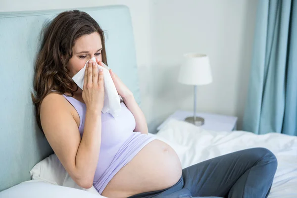 Schwangere pustet sich die Nase aus — Stockfoto