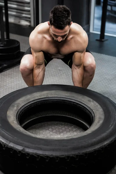 上半身裸の男性スイッチフ リップ重いタイヤ — ストック写真