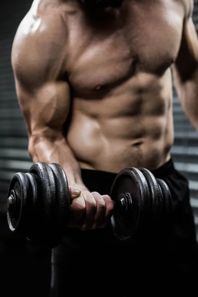 Sección media del hombre sin camisa levantando pesadas mancuernas — Foto de Stock