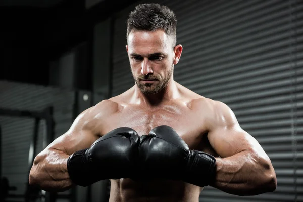 Wütender hemdloser Mann mit Boxhandschuhen — Stockfoto