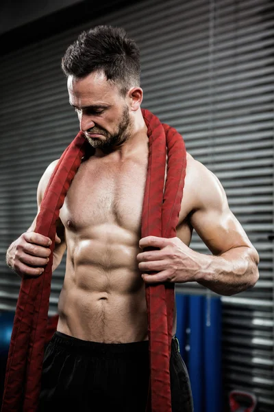 Shirtless man with battle rope around neck — Stock Photo, Image