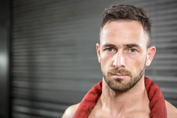 Retrato de homem sem camisa com corda de batalha ao redor do pescoço — Fotografia de Stock