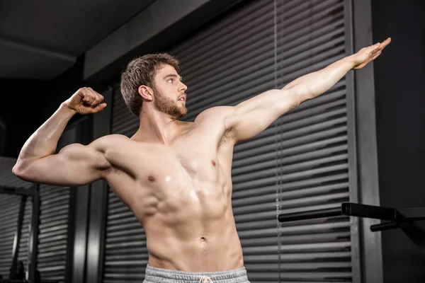 Hemdloser Mann lässt Muskeln spielen — Stockfoto