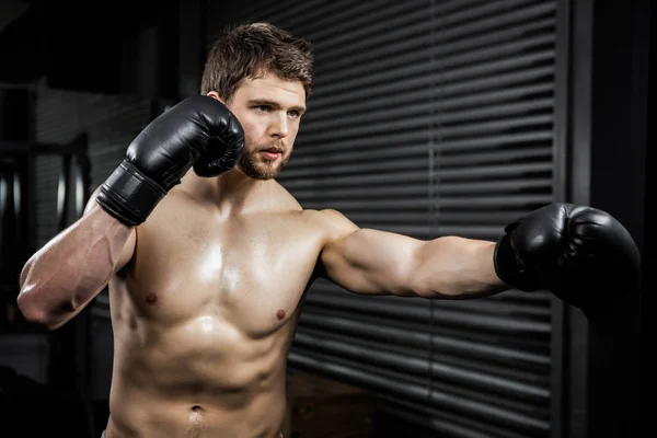 Homme sans chemise avec des gants de boxe formation — Photo