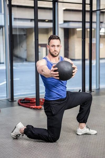 Мышцы тренируются с мячом для медицины — стоковое фото