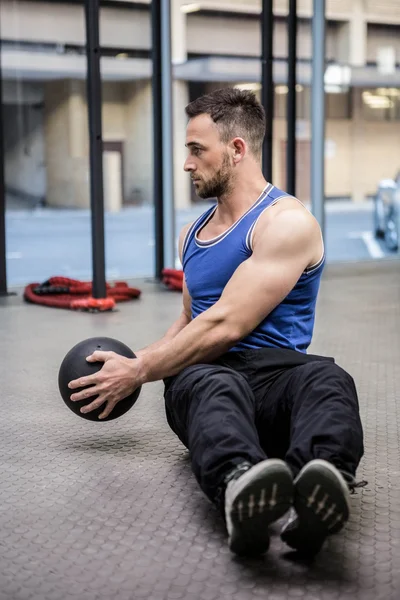 Muskelkräftiges Mannschaftstraining mit Gymnastikball — Stockfoto