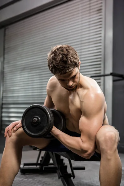 Hemdloser Mann hebt schwere Hantel auf Bank — Stockfoto