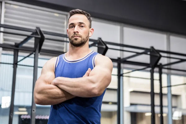 Determined man standing with arms crossed — Stock Photo, Image