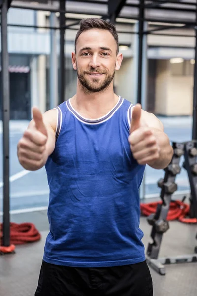 Gespierde man duimen opdagen — Stockfoto