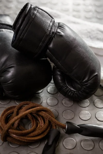 Handschuhe und Seil — Stockfoto