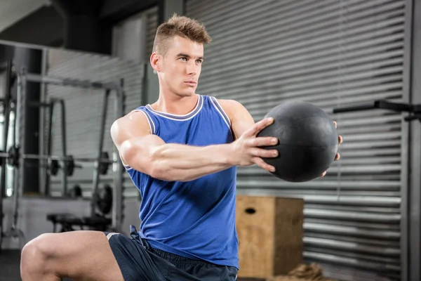 Hombre muscular entrenando con balón de medicina —  Fotos de Stock