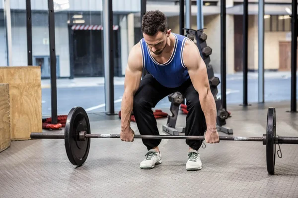 Homem muscular levantando barbell — Fotografia de Stock