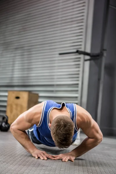 Svalnatý muž dělá push up — Stock fotografie