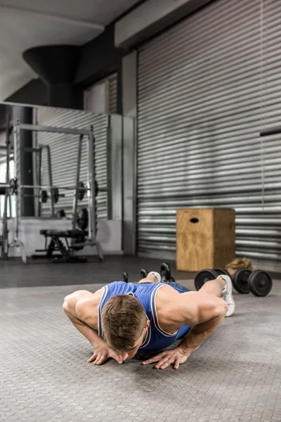 Svalnatý muž dělá push up — Stock fotografie